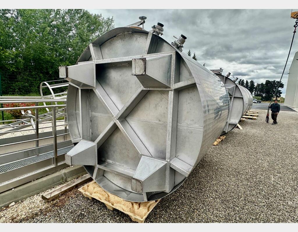 Closed stainless steel tank on feet - Flat sloping bottom