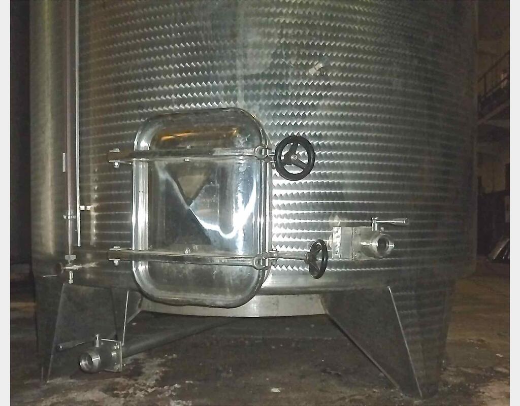 Cuve inox fermée sur pieds - Volume : 110 hls (11 000 litres)