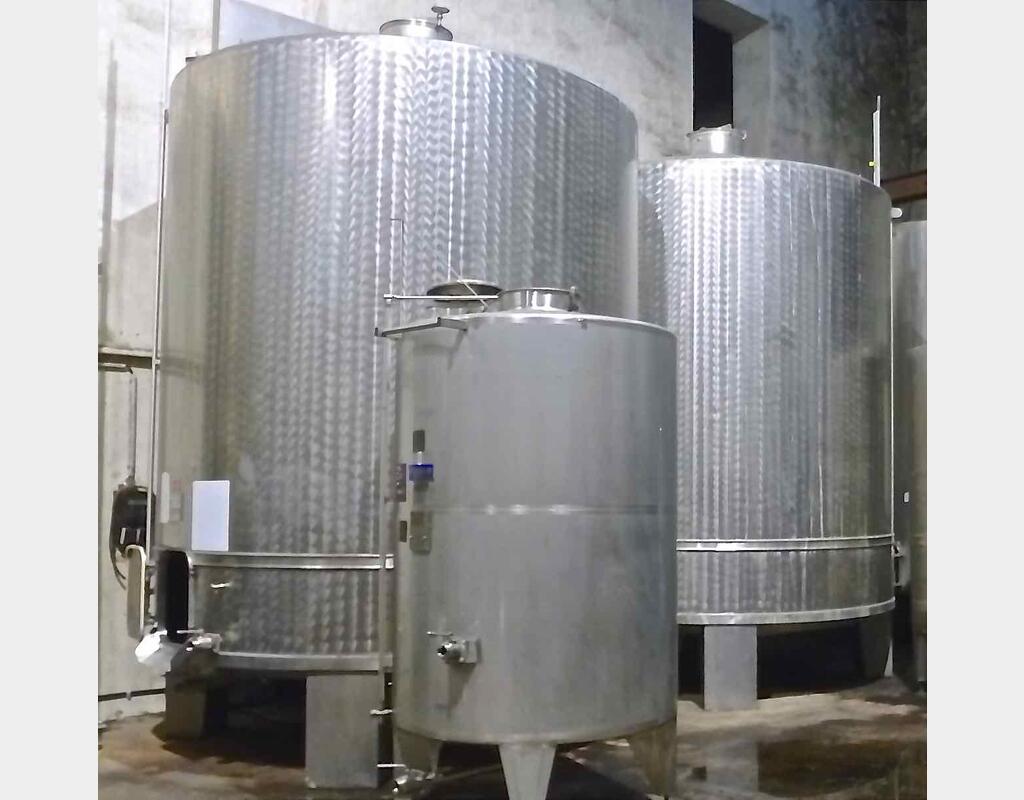 Cuve inox fermée sur pieds - Volume : 300 hls (30 000 litres)