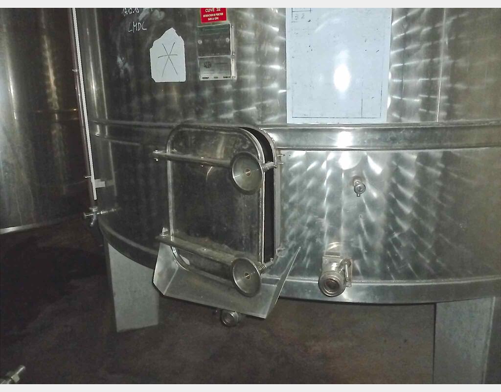 Cuve inox fermée sur pieds - Volume : 300 hls (30 000 litres)