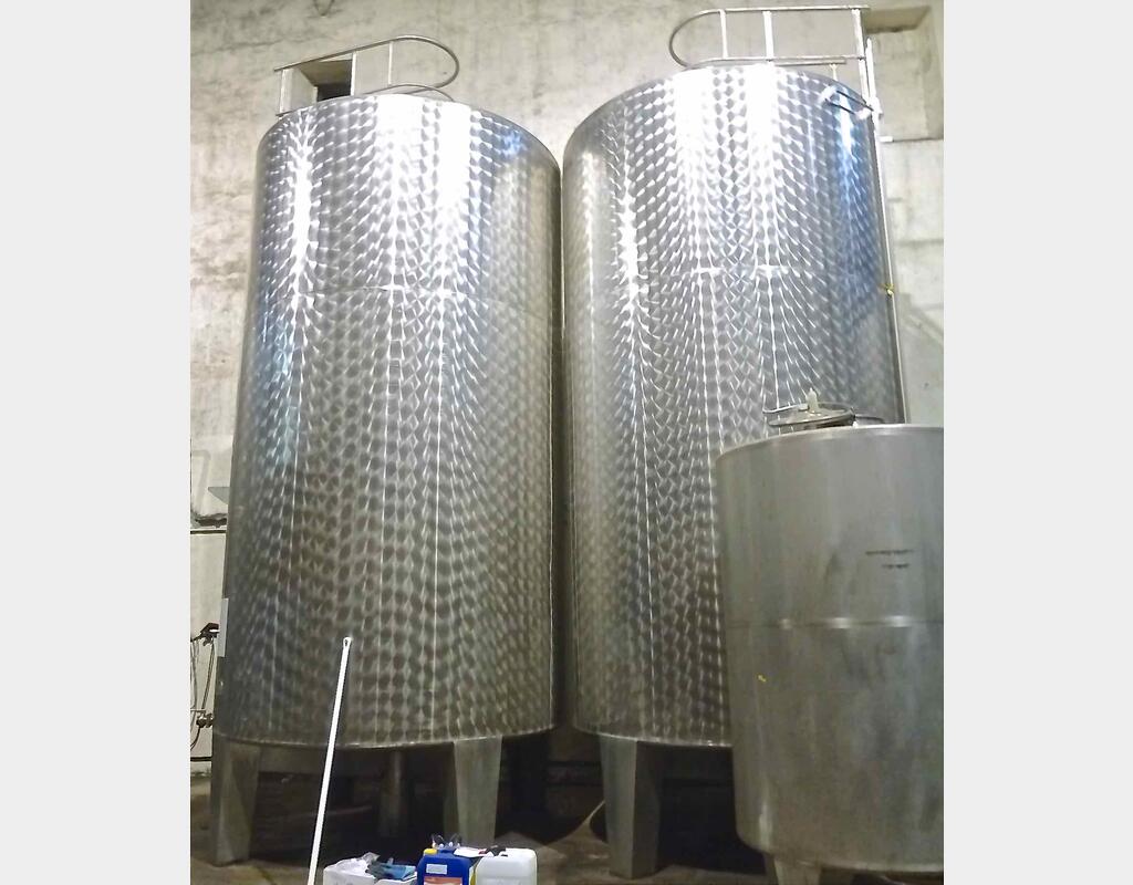 Cuve inox fermée sur pieds - Volume : 255 hls (25 500 litres)