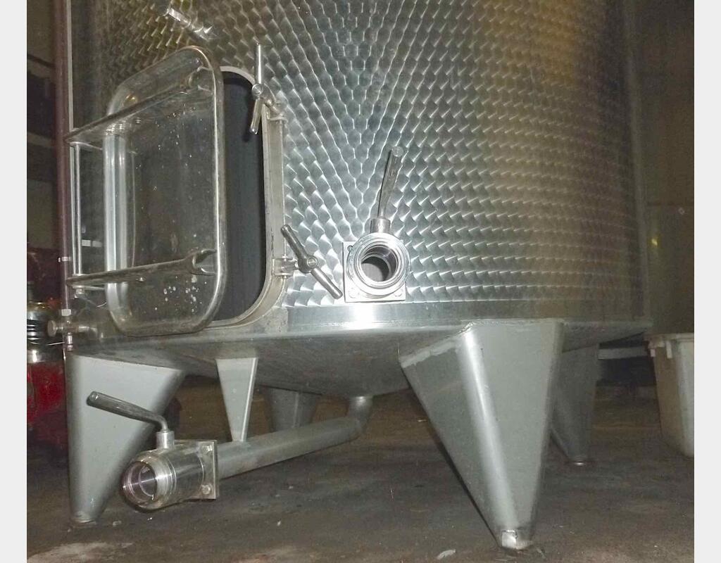 Cuve inox fermée sur pieds - Volume : 105 hls (10 500 litres)