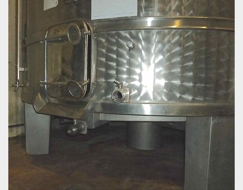 Cuve inox fermée sur pieds - Volume : 300 hls (30 000 litres)