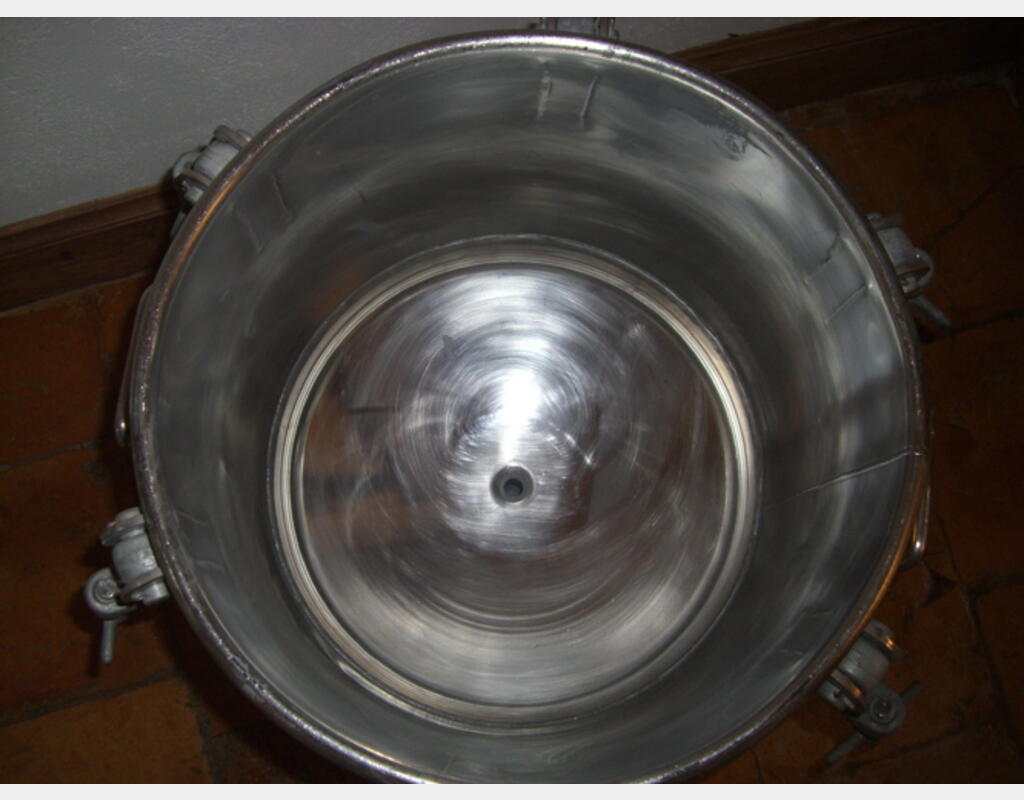Cuve de mélange, INOX 304L - Cylindrique verticale sur gousset