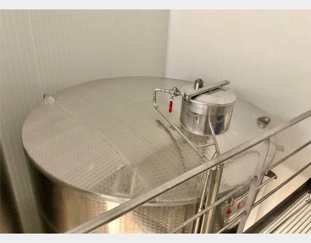 Stainless steel tank with conical bottom on feet - With cooling circuit