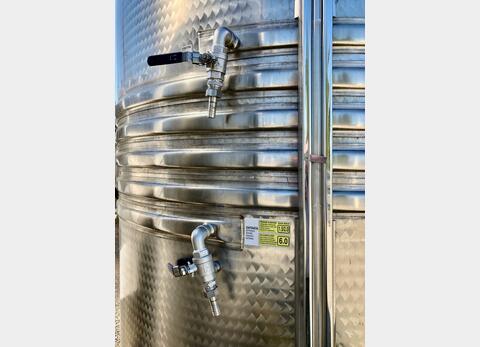 Stainless steel tank on legs - Storage