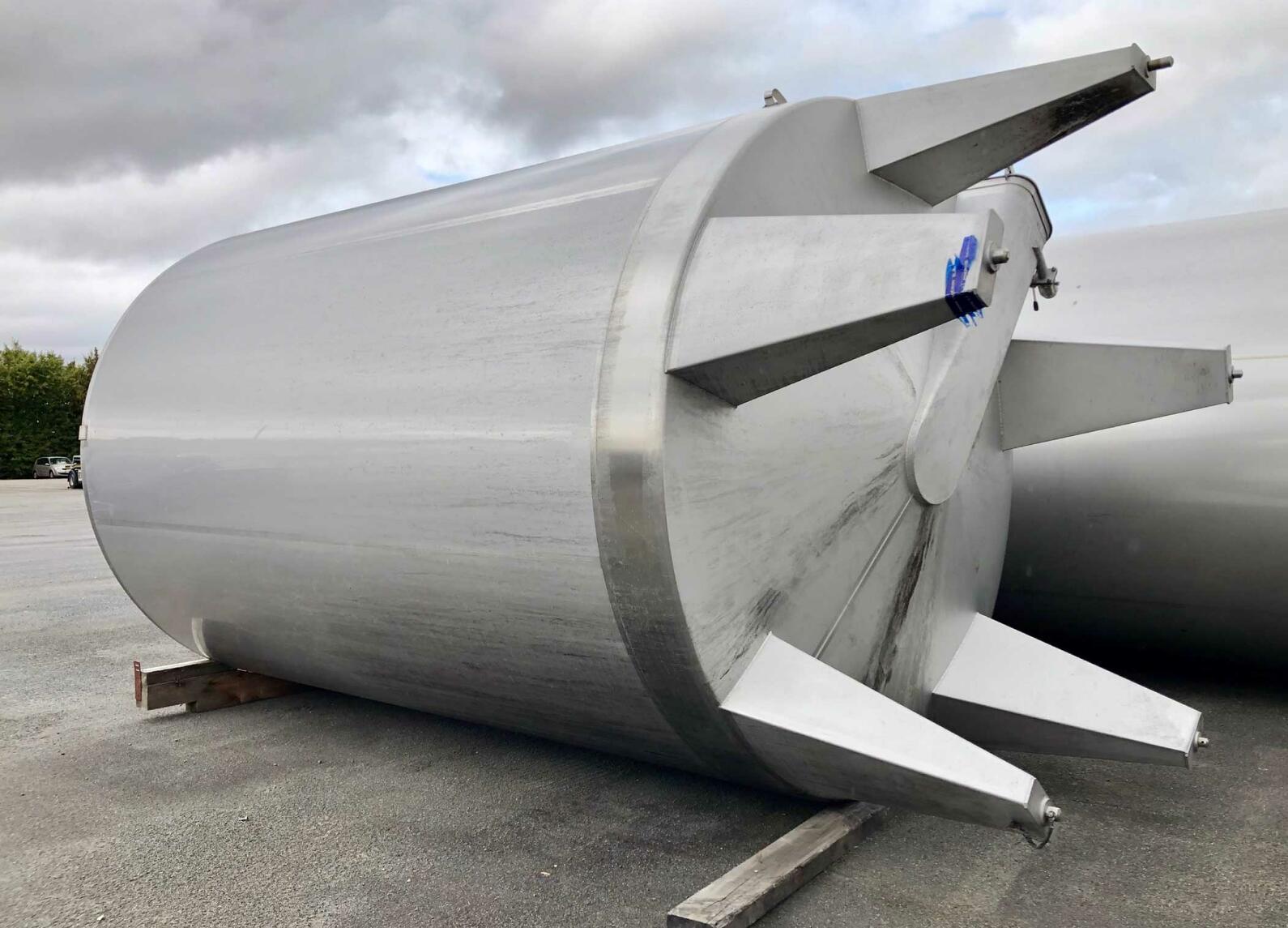 Stainless steel tank on legs - Conical bottom