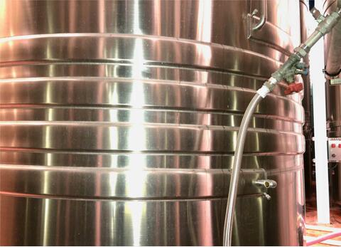 Cuve inox 316L - Fd incliné - Sur pieds - Vinification