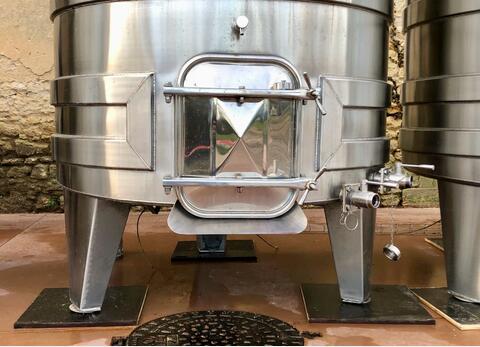 Cylindrical 304L stainless steel tank - Flat sloping bottom on feet