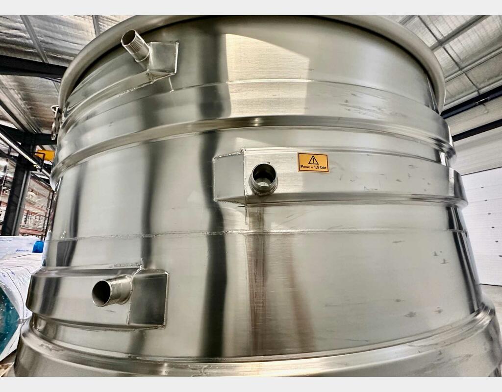 316L stainless steel tank - Coil circuit - Flat sloping bottom - Floating cap