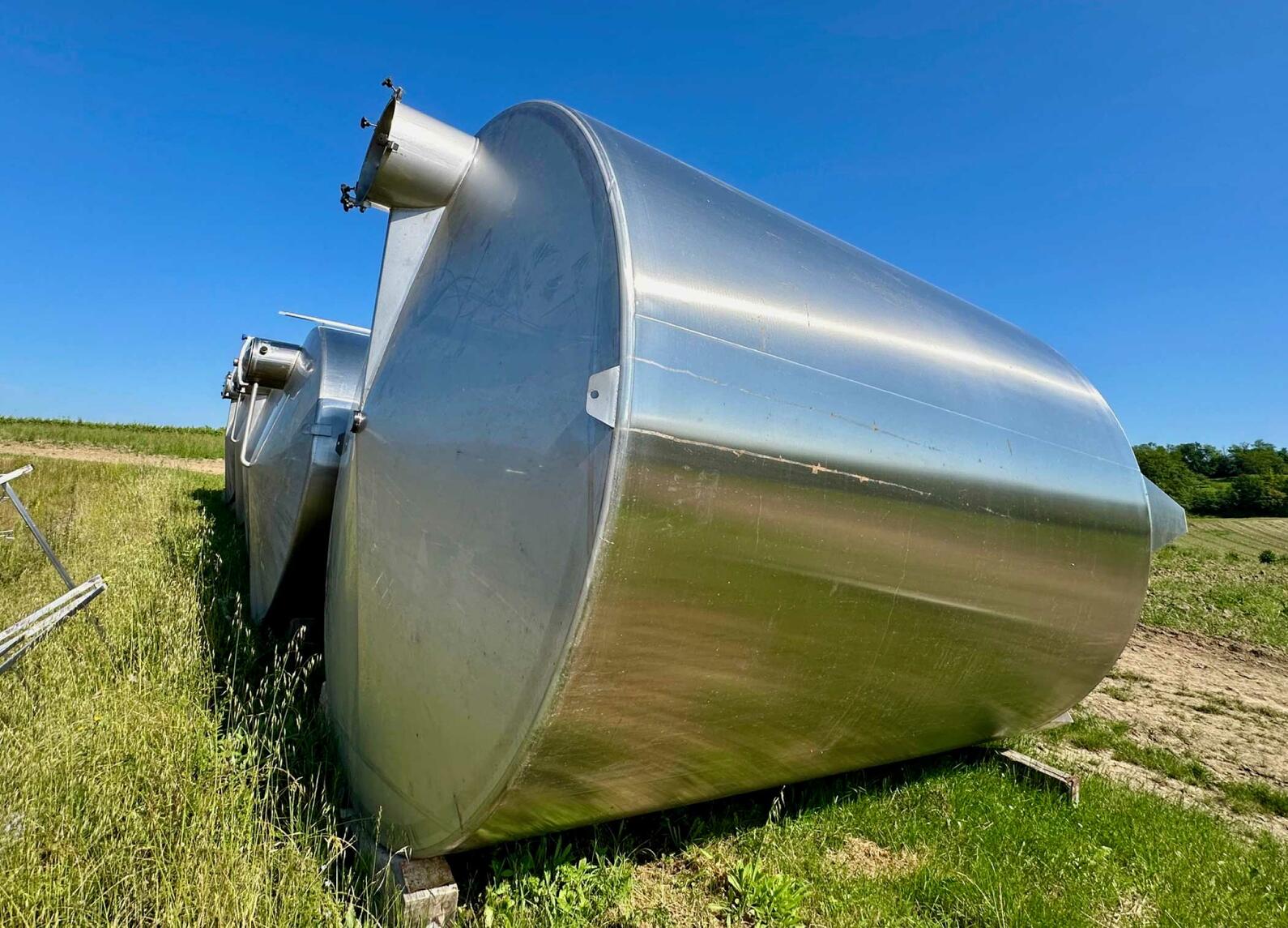 Closed 304 stainless steel tank - Vertical, flat-bottomed 2% on feet