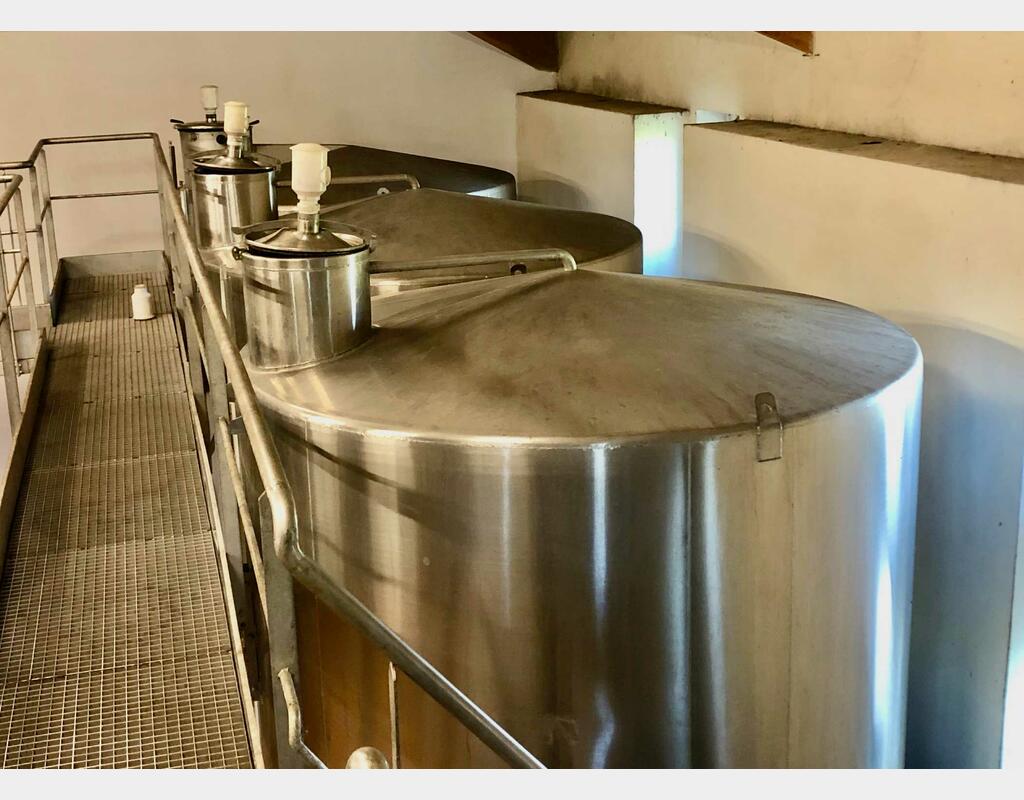 Closed 304 stainless steel tank - Flat bottom sloping 2% on invert