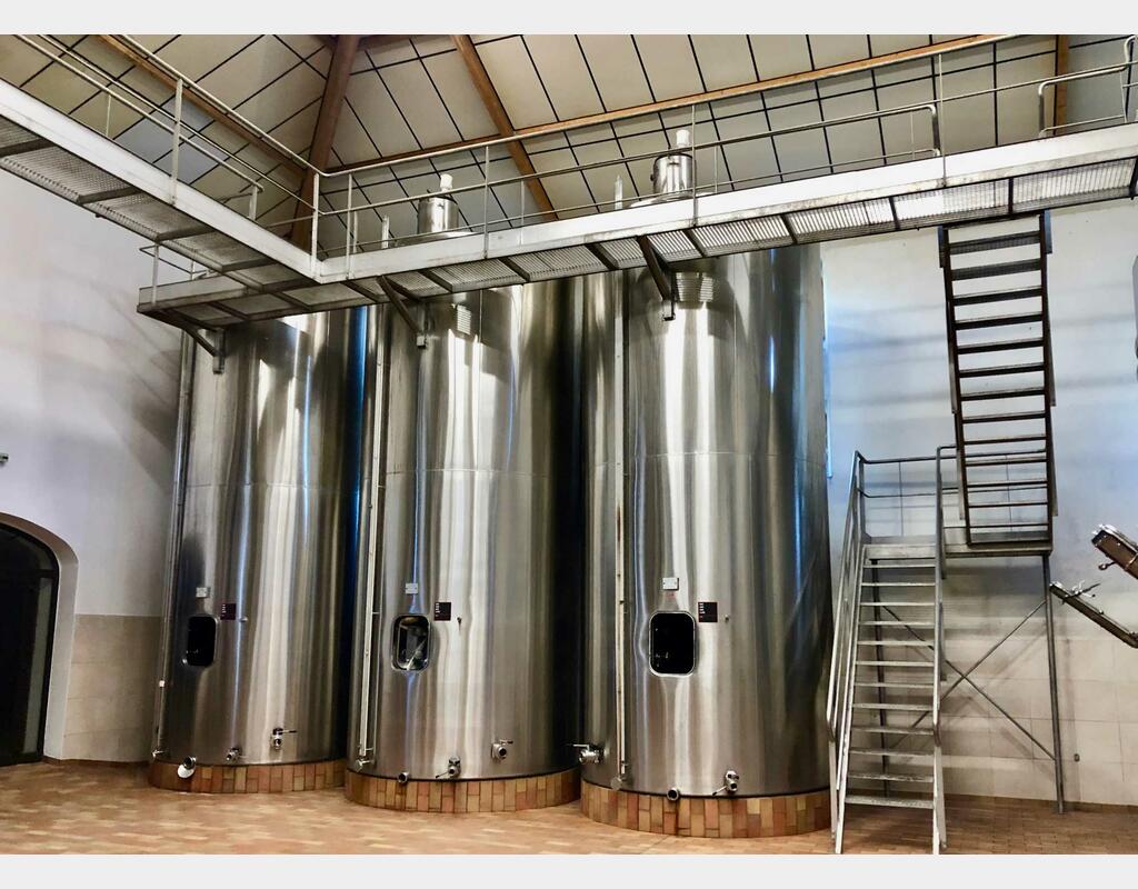 Closed 304 stainless steel tank - Flat bottom sloping 2% on invert