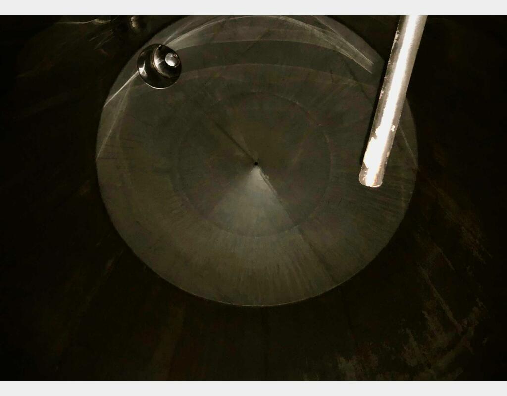 Cuve inox 304 fermée - Verticale fond plat 2% sur radier