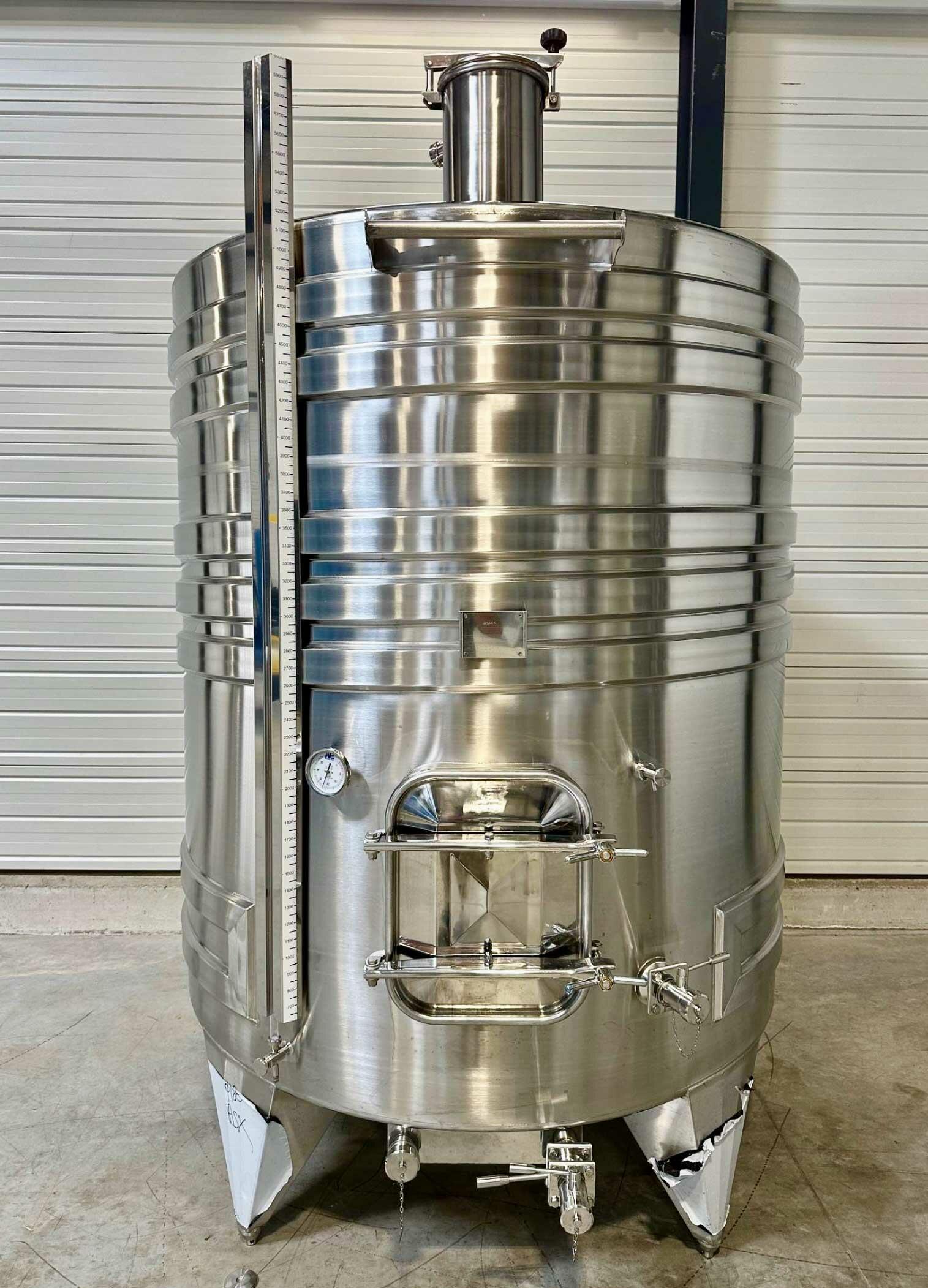 316L stainless steel tank - Coil circuit - Flat sloping bottom - Closed