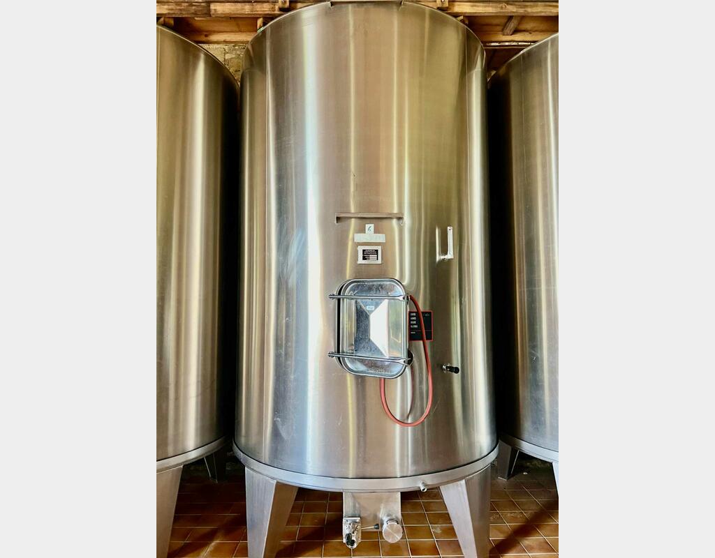 Closed stainless steel tank on legs - Flat sloping bottom