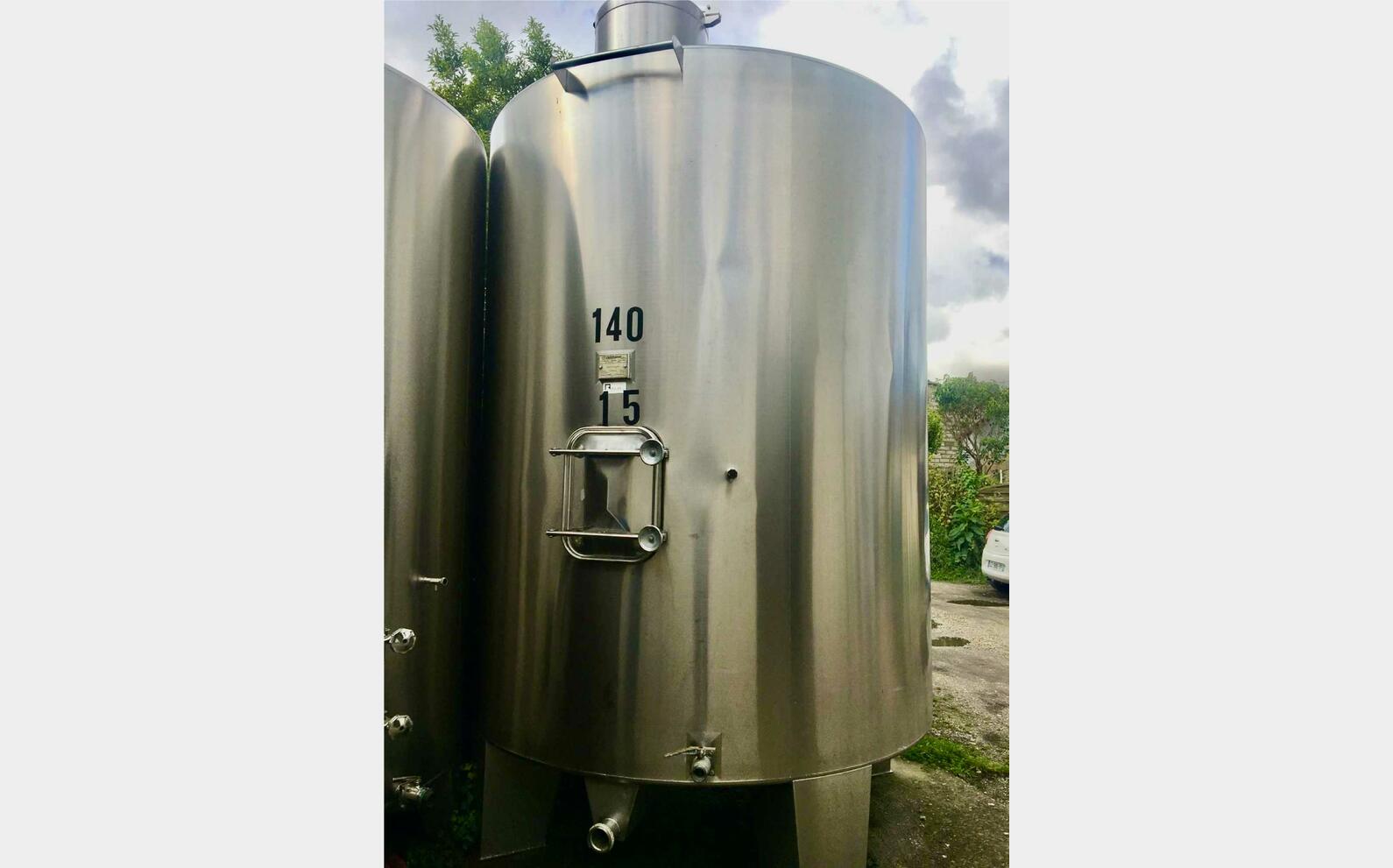 Closed 304 stainless steel tank - Vertical cylindrical on legs