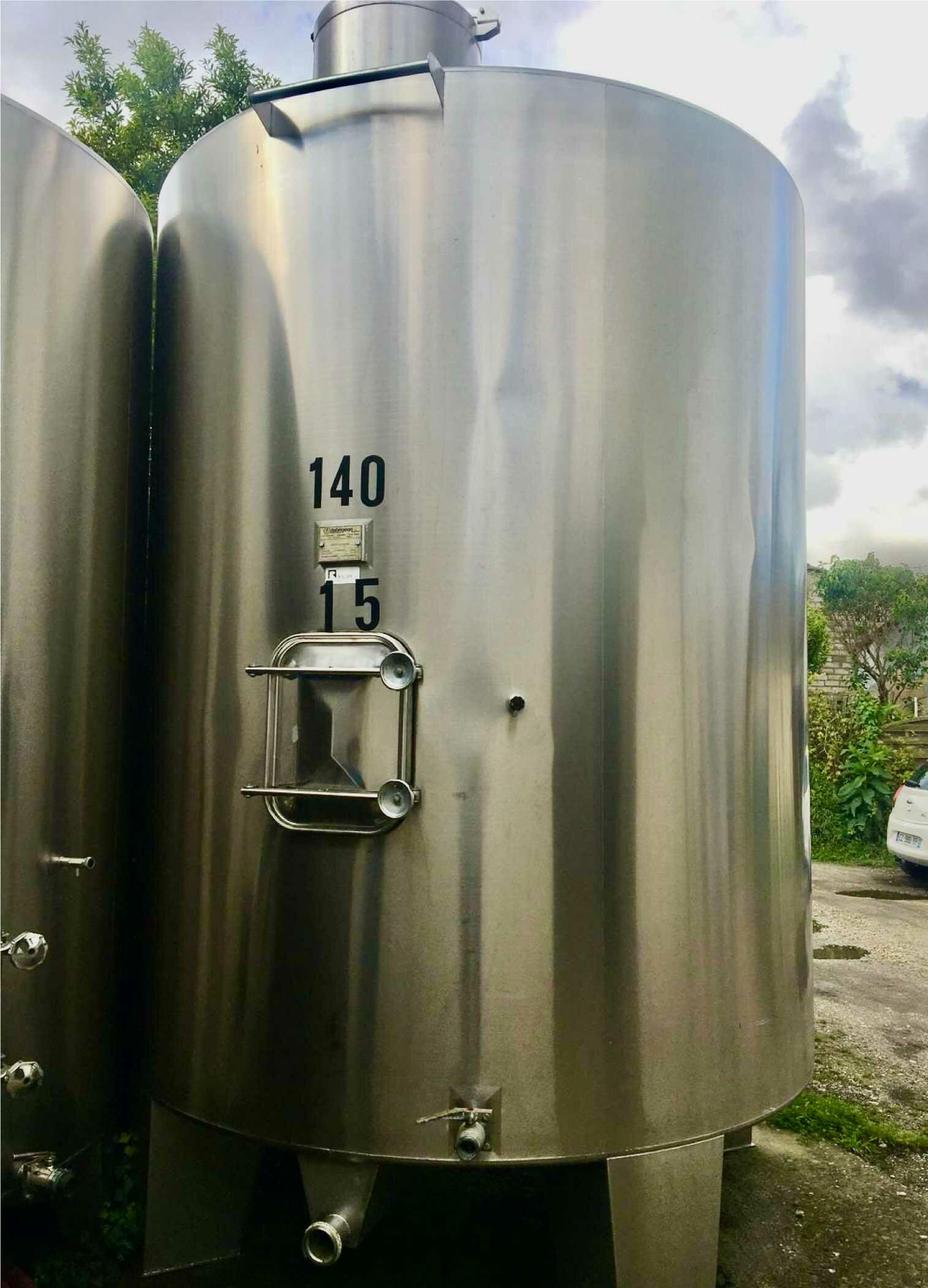 Closed 304 stainless steel tank - Vertical cylindrical on legs