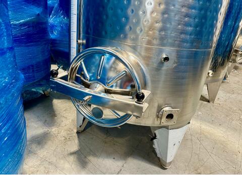 304 stainless steel tank - Honeycomb circuit - Curved bottom on closed feet