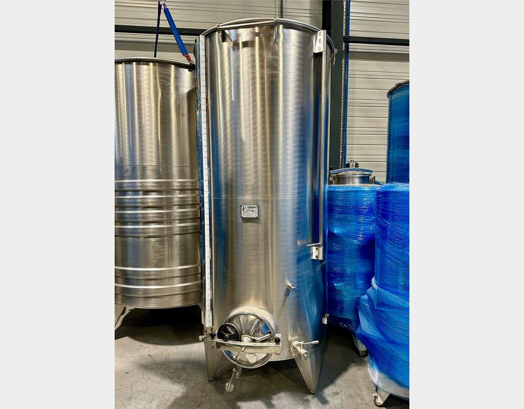 304 stainless steel tank - Floating top - Curved bottom on feet