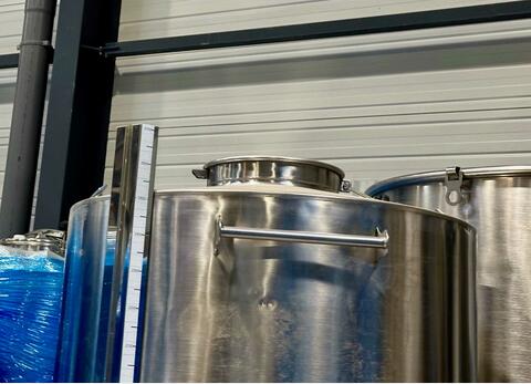 304 stainless steel tank - Closed - Curved bottom on feet