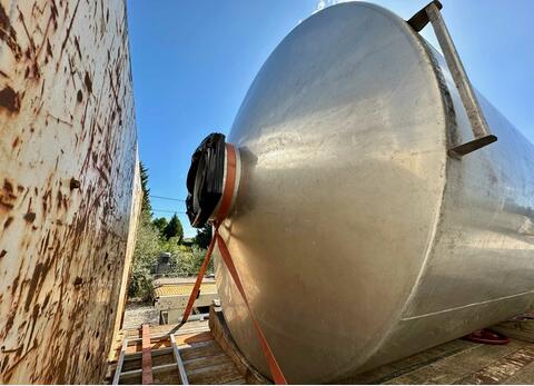 Stainless steel tank on legs - Storage