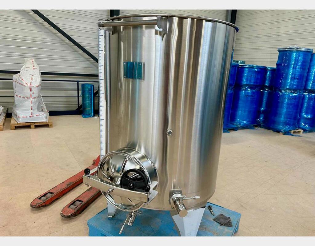 304 stainless steel tank - Floating top - Curved bottom on feet