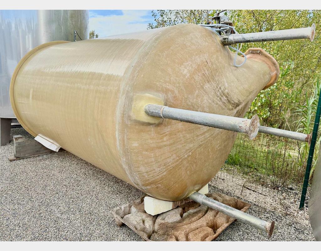 Fibre tank with floating top - Vertical, conical bottom on legs