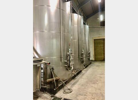 304 stainless steel tank - Closed - Self-draining - On sloping bottom skirt