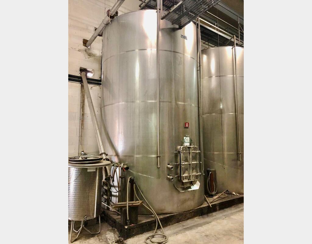 304 stainless steel tank - Closed - Self-draining - On sloping bottom skirt