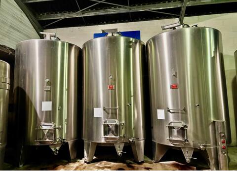 304 stainless steel tank - Enclosed - Conical bottom on feet