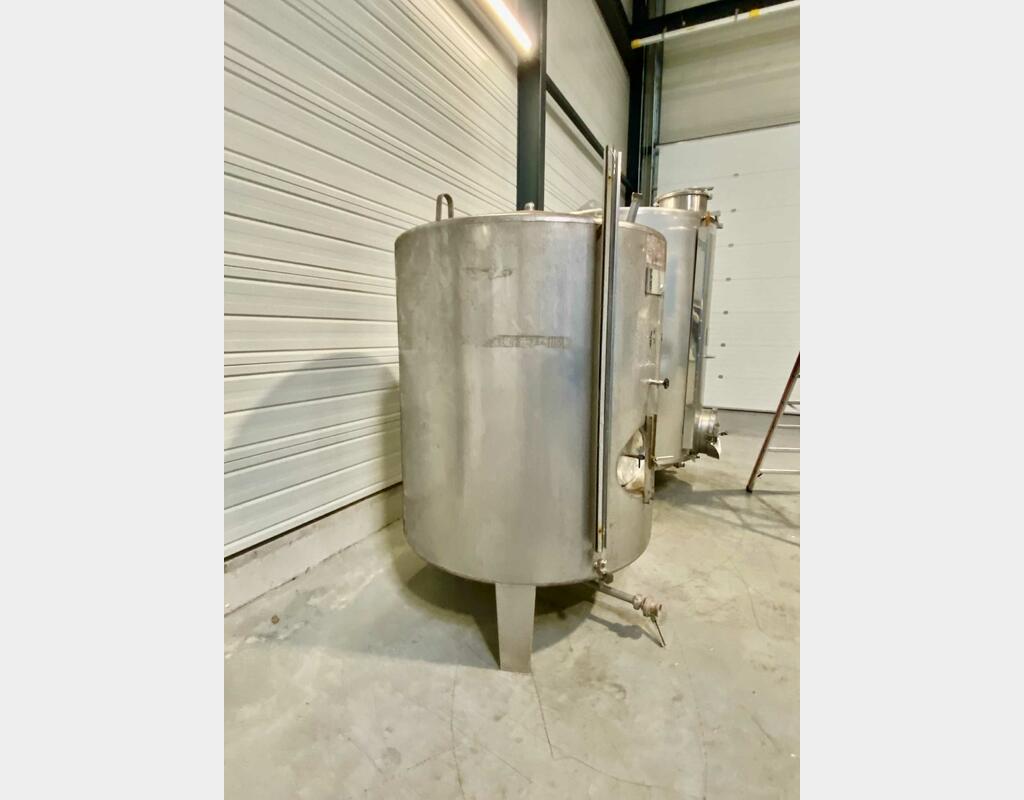 304 stainless steel tank - Closed - On feet