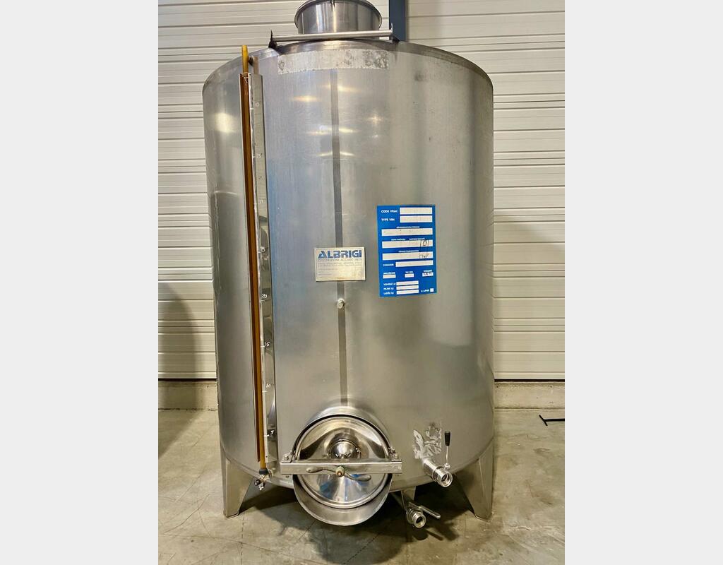 304 stainless steel tank - Closed - On feet