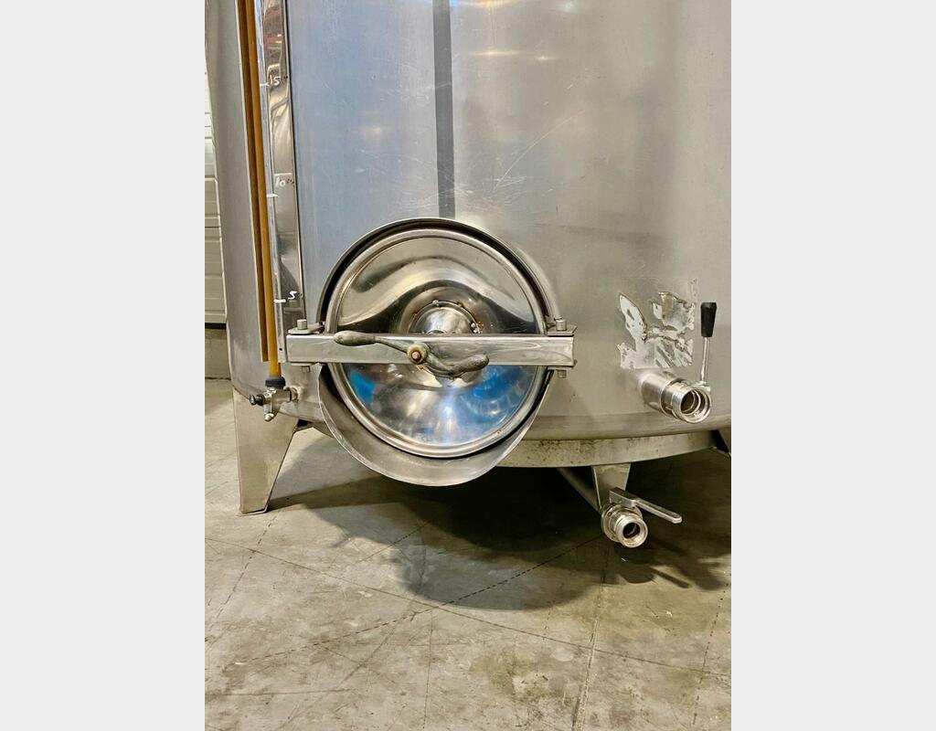 304 stainless steel tank - Closed - On feet