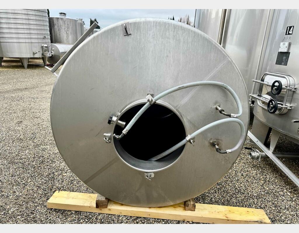 Closed stainless steel tank - Temperature-controlled - Storage