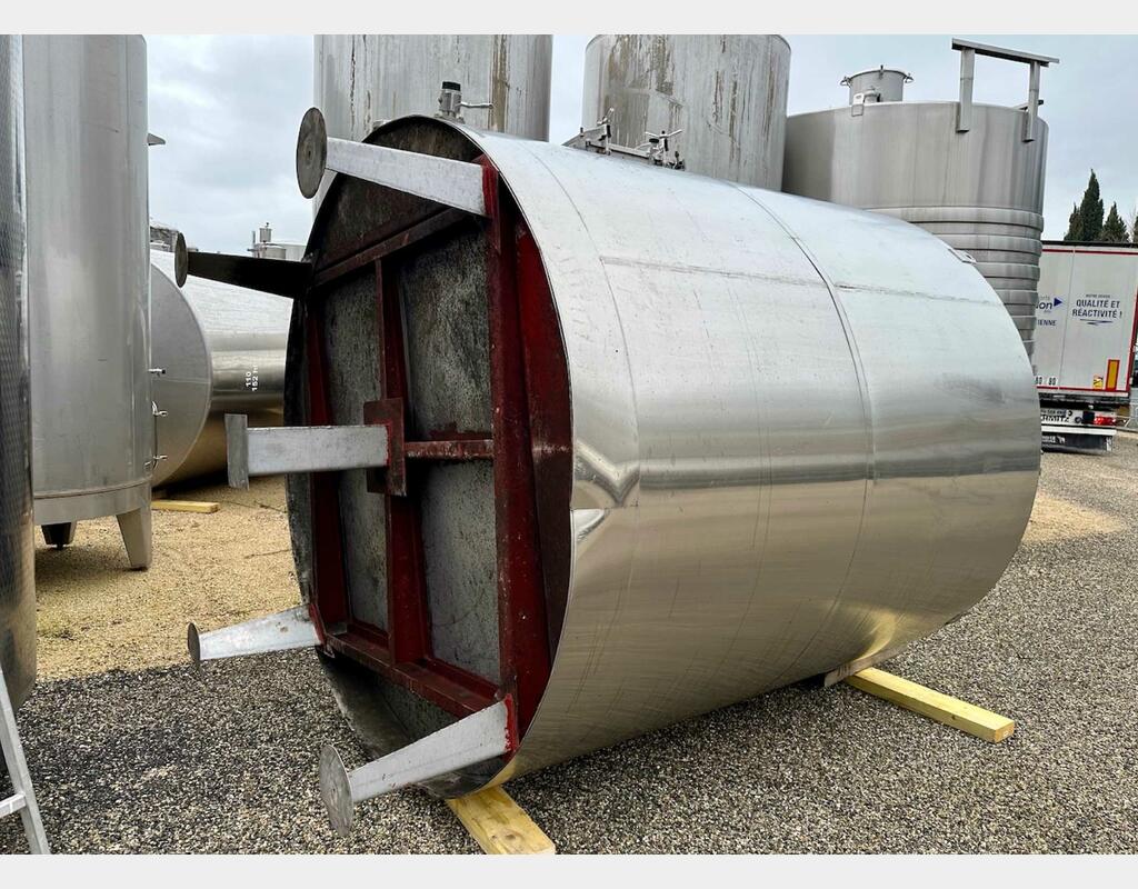 Closed stainless steel tank - Temperature-controlled - Storage