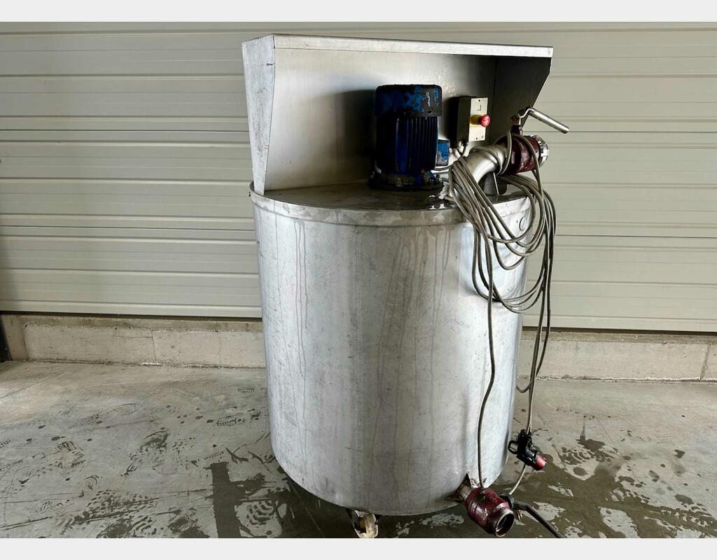 Mixing tank with agitator