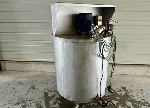 Mixing tank with agitator