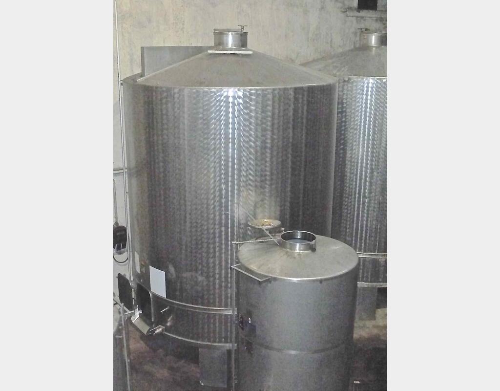 Cuve inox fermée sur pieds - Volume : 300 hls (30 000 litres)