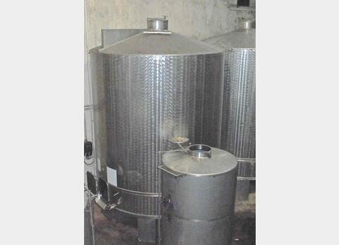 Cuve inox fermée sur pieds - Volume : 300 hls (30 000 litres)