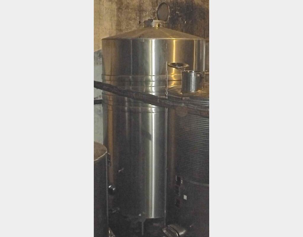 Cuve inox fermée sur pieds - Volume : 197 hls (19 700 litres)