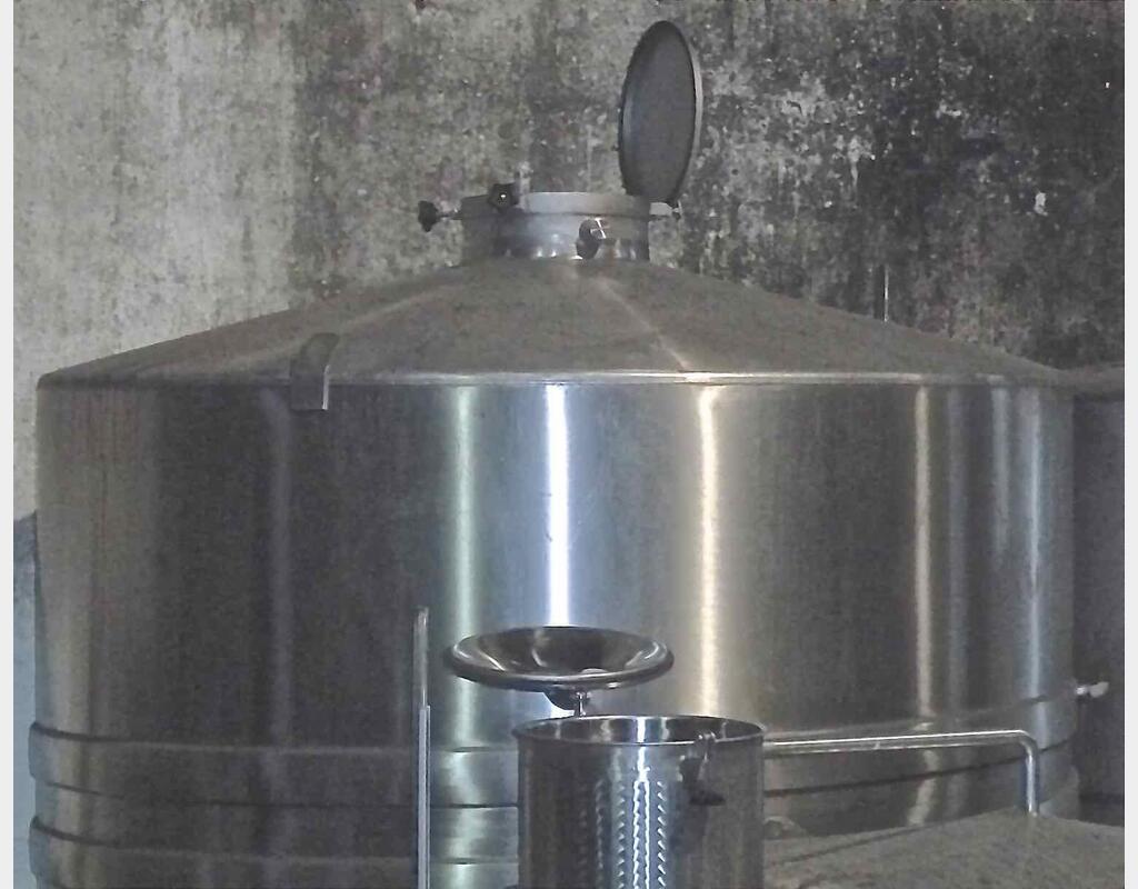 Cuve inox fermée sur pieds - Volume : 197 hls (19 700 litres)