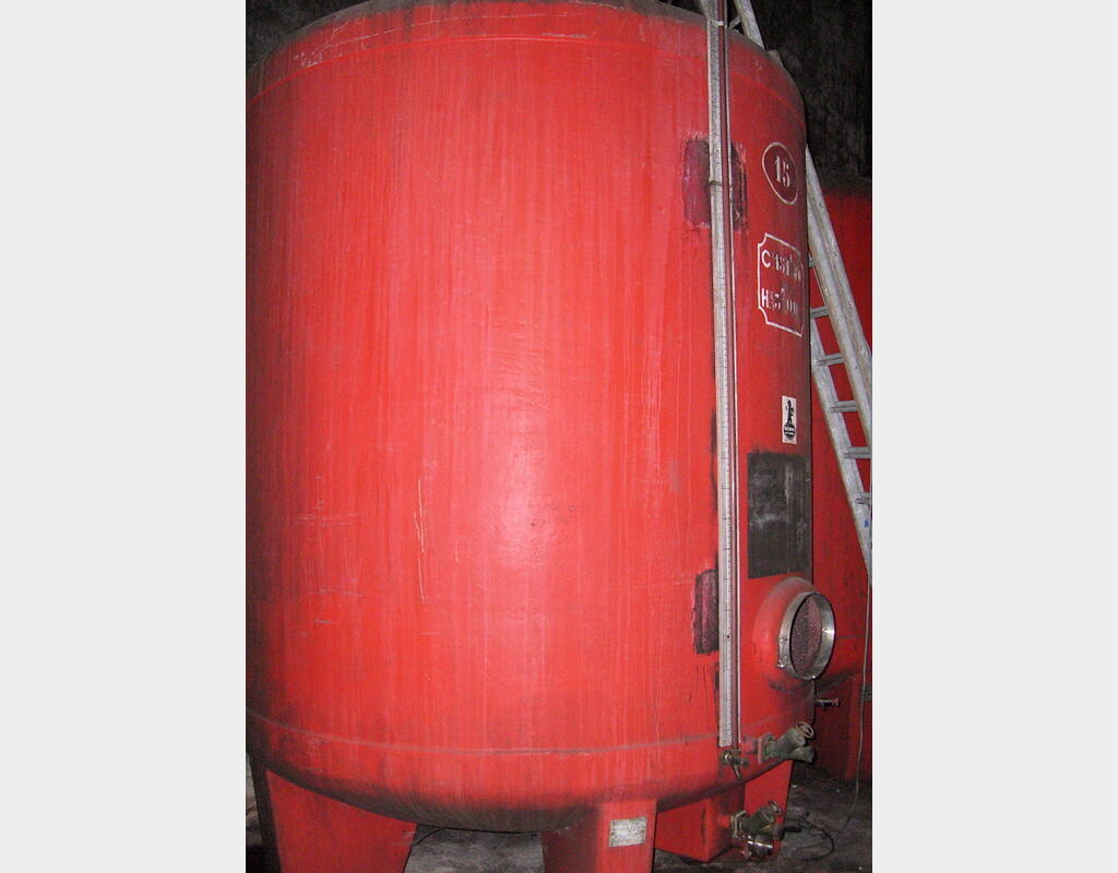 Cuve de stockage en polyester de 150hls - Cylindrique verticale fond bombé .